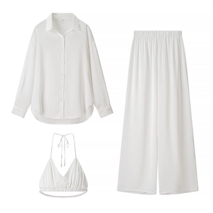 Ensemble élégant 3 pièces en satin blanc avec chemise manches longues, top et pantalon large