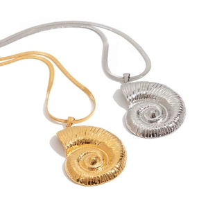 Colliers avec pendentif conque en or et argent sur chaînes plates type serpent