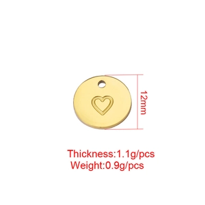 Détail du pendentif rond 12mm en acier doré 18k avec motif cœur ajouré élégant