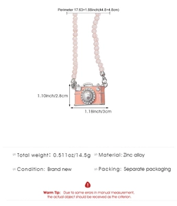 Detailoverzicht van roze camera hanger ketting met afmetingen en gewicht