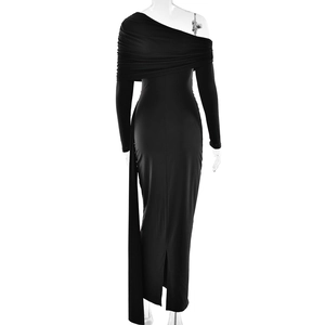 Détail d'une robe longue noire à épaule dénudée avec fente au dos et ruban élégant