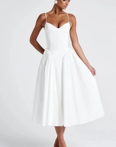 Détail d'une robe blanche élégante style corset avec bretelles fines et jupe plissée