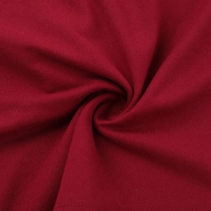 Nahaufnahme der weichen weinroten Strickstoffstruktur mit elegantem Faltenwurf