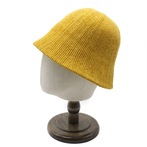 Chapeau bob en chenille tricotée jaune gingembre avec texture côtelée sur mannequin