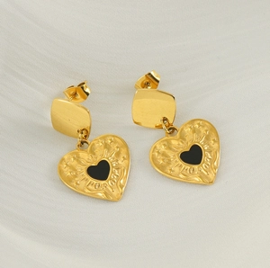 Vue détaillée des boucles d'oreilles cœur plaquées or 18 carats avec émail noir sur soie