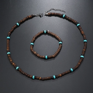 Détail du collier et bracelet en noix de coco et turquoise avec fermoir mousqueton