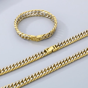 Détail de parure de bijoux chaîne cubaine bicolore argent et or avec fermoir métal