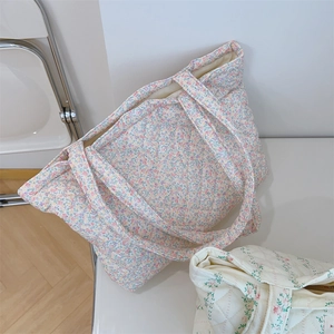 Détail du sac cabas matelassé à fleurs montrant la texture coton et le motif floral