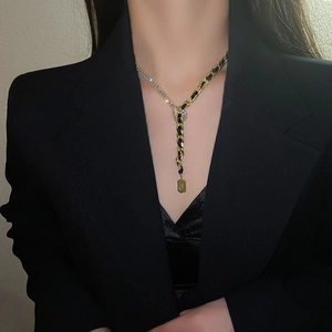 Collier de luxe avec chaîne dorée, cordon en cuir noir et cristaux scintillants