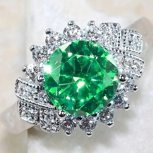 Anello cocktail di lusso con grande pietra verde smeraldo e pavé di diamanti halo
