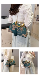 Stickerei an dunkelgrüner Vintage-Qipao-Tasche mit Bambusgriff und Seidenseiden-Quaste