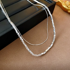 Doellagige silberne Metallkette mit Schlangenkette und minimalistischen Blockanhängern