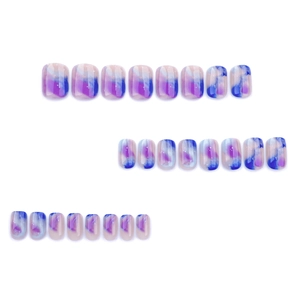 Faux ongles courts et ronds avec effet marbré galaxie violet bleu et paillettes