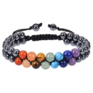 Dettaglio di perle di ematite e chakra da 8mm su bracciale intrecciato a doppio strato
