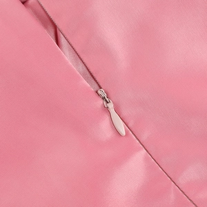 Gros plan sur le tissu en satin rose et la fermeture éclair invisible de la robe