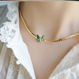 Collar con Colgante de Mariposa Verde de Diseño Vintage para Mujer de Acero de Titanio Chapado en Oro Delicada Cadena de Clavícula Joyería Regalo