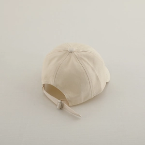 Détail de la casquette bébé avec boucle métallique réglable et toile de coton premium