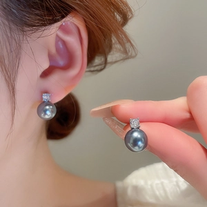 Boucles d'oreilles géométriques élégantes avec zircon et perle gris foncé