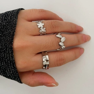 Dreiteiliges silbernes Titanstahl-Ring-Set mit Blumen- und geometrischen Textur-Designs