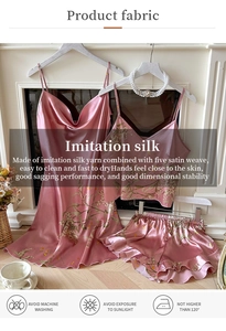 Gros plan sur l'ensemble pyjama rose en satin floral avec texture soyeuse et tombé élégant