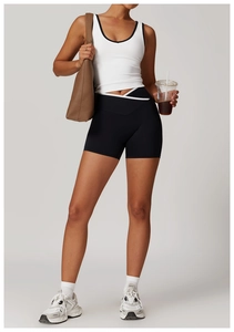 U-neck white contrast sports vest and V-waist black gym shorts set for yoga
