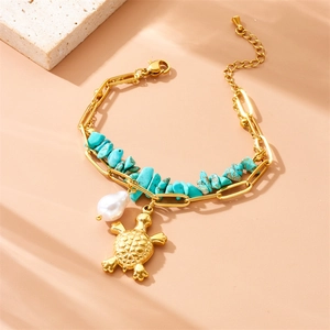 Bracciale oceano dorato con turchese, perla barocca e ciondolo a forma di tartaruga
