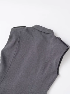 Gros plan du dos d'une robe grise sans manches avec texture tissée et coupe soignée