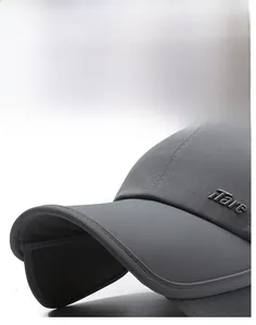 Vue détaillée de la casquette sport gris foncé avec visière rigide et logo Ttarc brodé