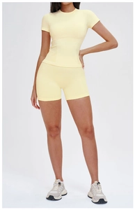 Détail de l'ensemble de sport sans couture jaune clair avec haut et short cycliste