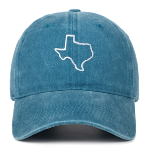 Dettaglio del ricamo bianco della mappa del Texas su berretto da baseball blu vintage