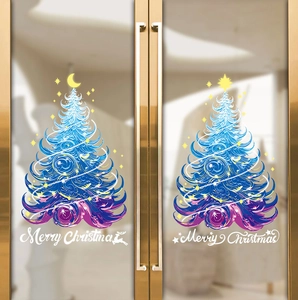 Dettaglio di adesivi natalizi con alberi artistici colorati su una porta di vetro