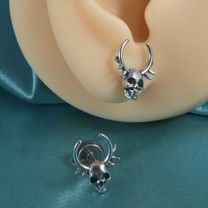 Boucles d'oreilles punk en acier inoxydable avec crâne à cornes fini argent