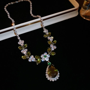 Dettaglio collana argento con gemme a foglia verde e pendente a goccia di pera