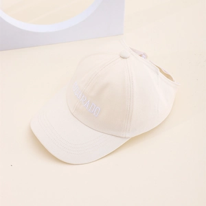 Détail de la casquette beige en coton avec broderie COLORADO blanche pour enfant