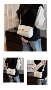 Détail du cuir litchi blanc et de la bandoulière à motif noir et blanc sur le sac