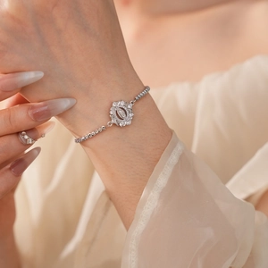 Gros plan du bracelet avec pendentif Vierge Marie argenté et zircons étincelants