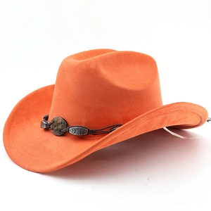 Détail d'un chapeau de cowboy en daim orange avec corde tressée noire et ornements en métal