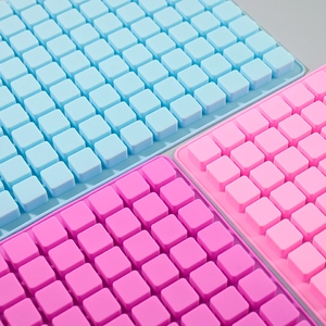 Set de tres moldes de silicona para 126 cubitos de hielo cuadrados en rosa, azul y fucsia