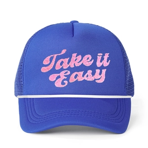 Casquette trucker en filet bleu roi avec broderie Take It Easy rose et corde blanche