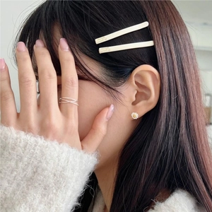 Elegant 925 sterling silver twisted rope ring and daisy stud earring on a female model