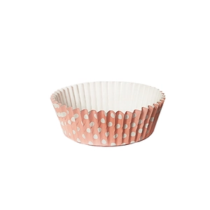 Nahaufnahme der rosa gepunkteten, hitzebeständigen Muffinförmchen aus Papier mit Faltenrand