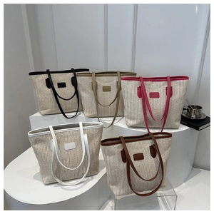 Collection de sacs fourre-tout en paille en cinq couleurs avec lanières en cuir PU