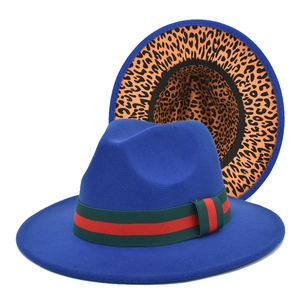 Détail du chapeau en laine bleu avec ruban rouge-vert et bord imprimé léopard