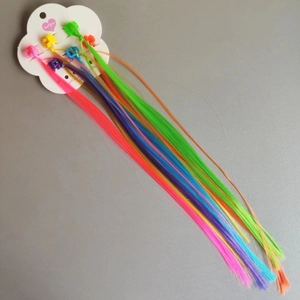 Set di extension per capelli colorate con piccoli clip per bambini su carta a fiori