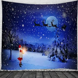 Tapisserie de Noël avec Père Noël et forêt enneigée sur un mur de briques blanches