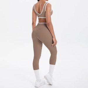 Detail von Cross-Back-Sport-BH und Leggings mit hoher Taille und weißer Paspel