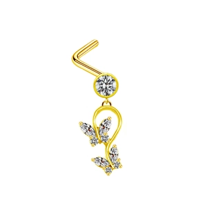 Détail macro du piercing de nez doré en L avec deux breloques papillon serties de zircons