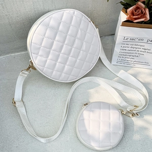 Sac à bandoulière rond blanc matelassé avec petit porte-monnaie et sangle en tissu