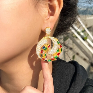 Créoles massives plaquées or 18K avec zircons multicolores sur un mannequin