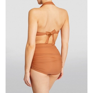 Detailansicht der High-Waist-Bikinihose mit seitlicher Raffung und Bindeschleife hinten